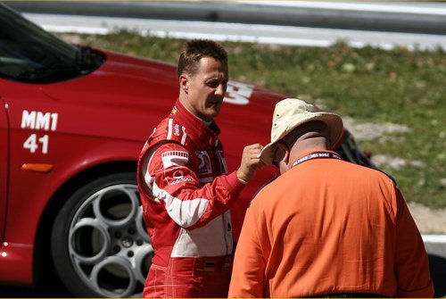 Schumacher maakt tijd voor een handtekening
